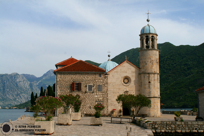 Iglesia de Nuestra Señora de las Rocas en la isla artificial